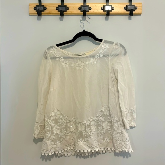 Beautiful white blouse with flower embroidery - Picture 1 of 1